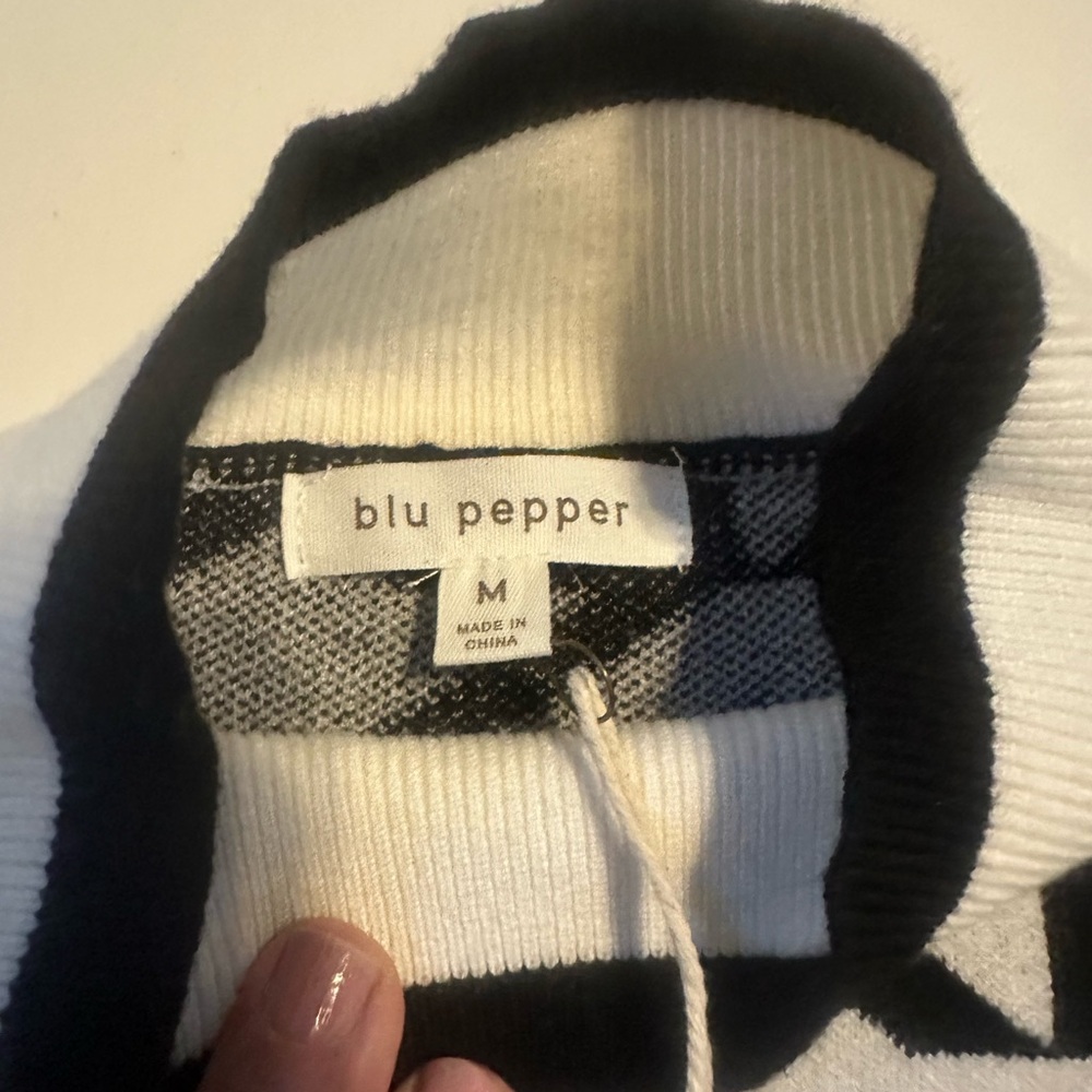 Blu pepper sweater women’s size M , new with tags. So soft - Picture 5 of 6